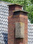 Schoorsteen met opvallend grindbetonnen ornament.
<br/>
Gert-Jan Lobbes, 2019